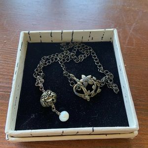 Victorian-style pearl necklace